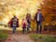 Familie beim Herbst im Wald