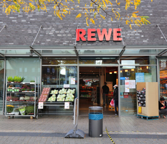 Ein Rewe-Markt von Außen.