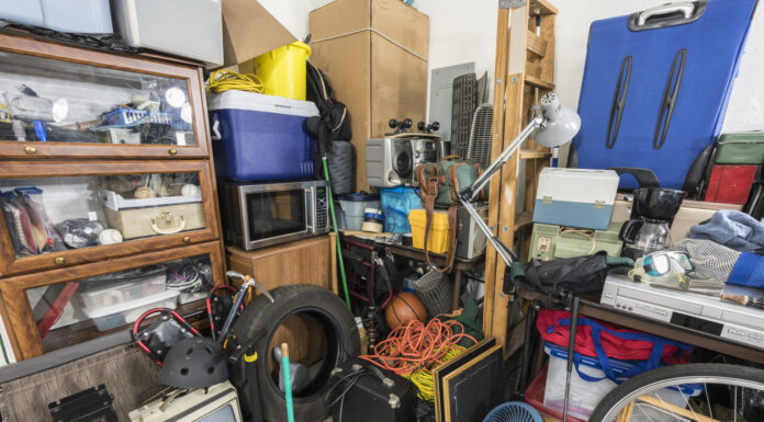 Eine Garage mit viel Lagerware.