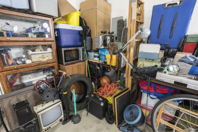 Eine Garage mit viel Lagerware.