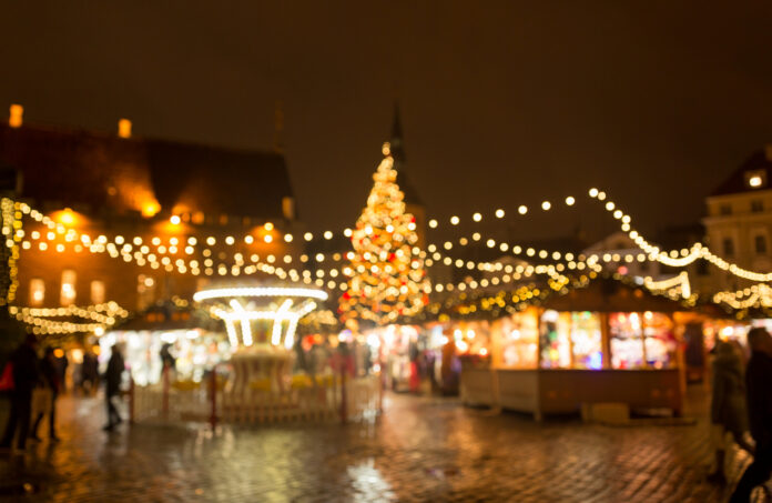 Panorama eines Weihnachtsmarktes.