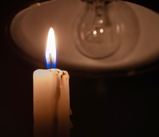 Kerze als Beleuchtung bei Blackout.