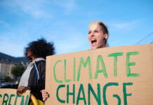 Klimaaktivisten schreien und protestieren.