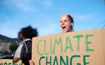 Klimaaktivisten schreien und protestieren.