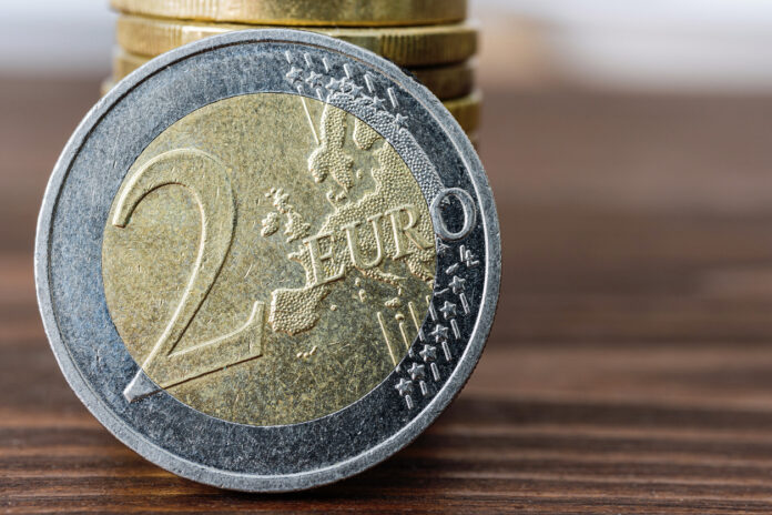 Eine 2-Euro-Münze in der Nahaufnahme.