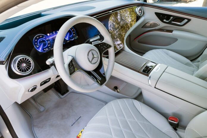 Ein Luxus-Mercedes Innenraum.