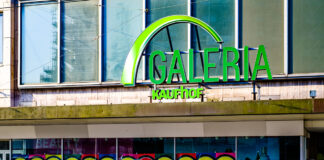 Die Schaufenster sind mit Rabattaplakaten und Ausverkauf-Schildern verhangen. Auf dem maroden Gebäude prangt das Logo der Galeria Kaufhof im klassischen Grün.