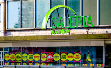 Die Schaufenster sind mit Rabattaplakaten und Ausverkauf-Schildern verhangen. Auf dem maroden Gebäude prangt das Logo der Galeria Kaufhof im klassischen Grün.