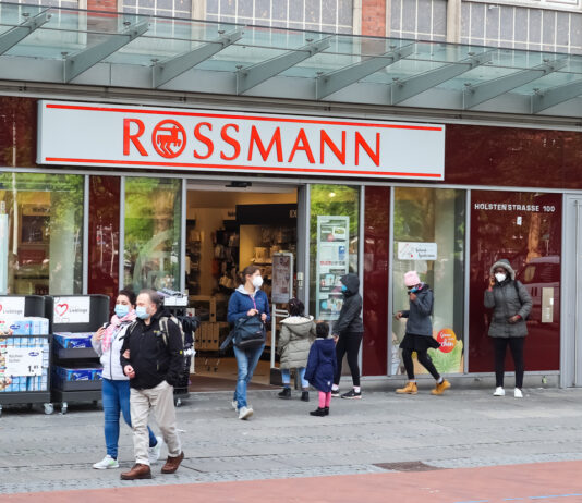 Rossmann Filiale von außen.