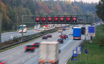 Deutsche Autobahn mit Verkehr