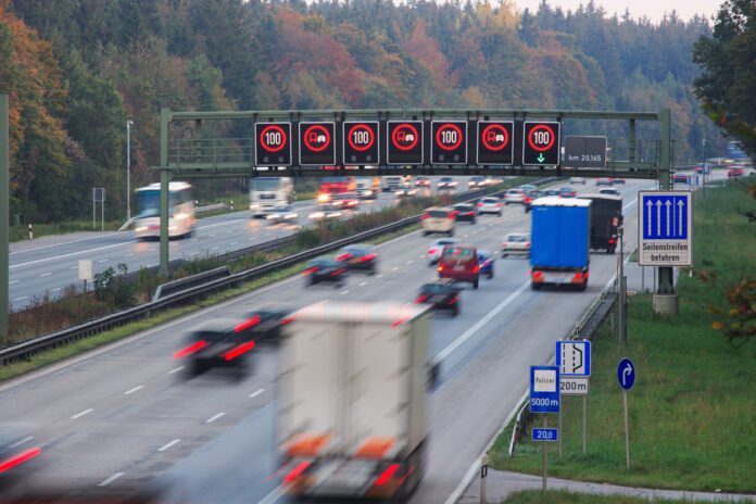 Deutsche Autobahn mit Verkehr