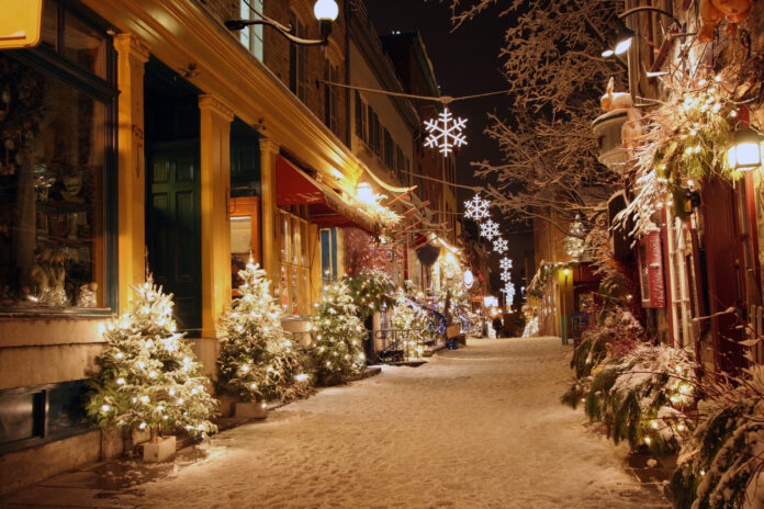 Verschneite Straße, weihnachtlich dekoriert.