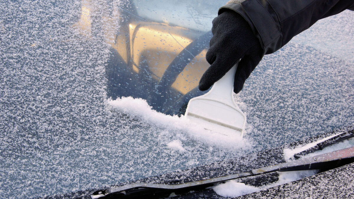 Gefahr droht: Auto vom Eis freikratzen - Scheibe kann brechen