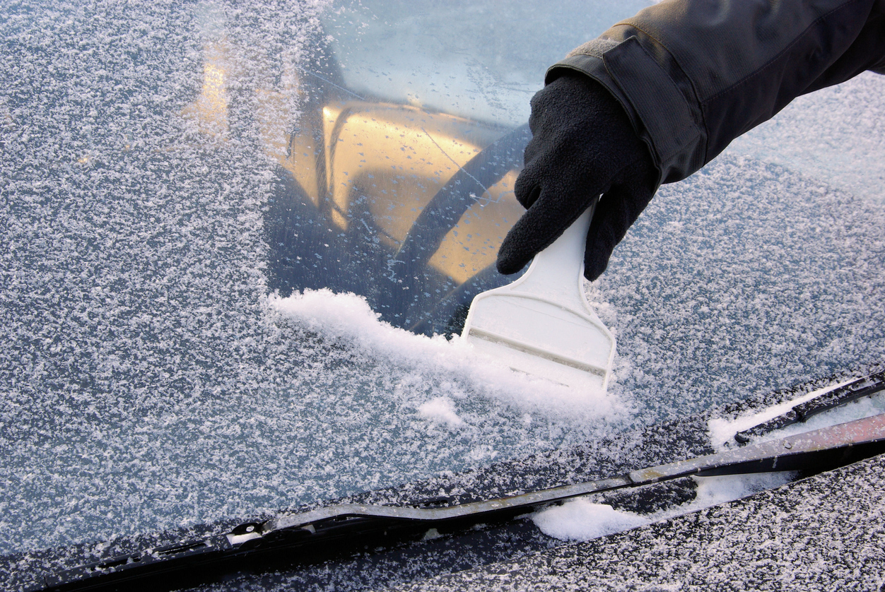 Gefahr droht: Auto vom Eis freikratzen - Scheibe kann brechen