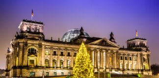 Das Reichstagsgebäude in Berlin an Weihnachten.