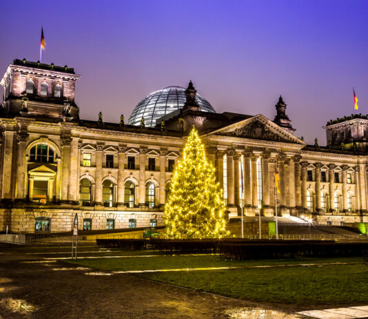 Das Reichstagsgebäude in Berlin an Weihnachten.