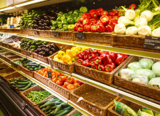 Obst und Gemüse in einem Supermarkt.