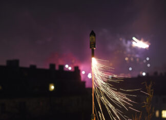 Ein angezündeter Feuerwerkskörper an Silvester.