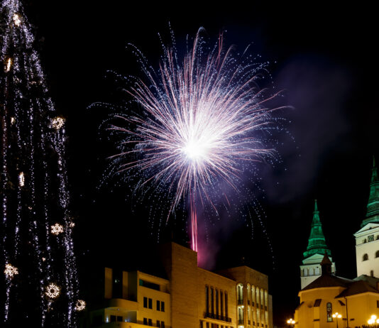 Silvester mit Feuerwerk in Stadt