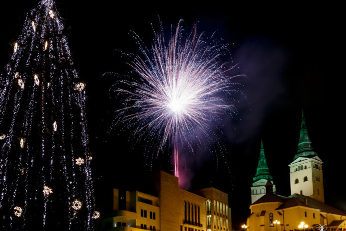 Silvester mit Feuerwerk in Stadt