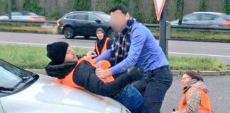 Ein Mann attackiert einen Klimaaktivisten.