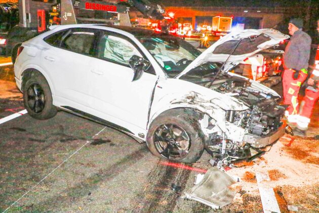 Weißes Auto zerstört auf Autobahn nach Unfall
