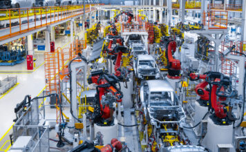 KFZ-Produktionsstraße in einem Auto-Hersteller-Werk. VW stoppt nun die E-Auto-Produktion in einem Werk.