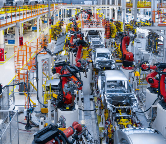KFZ-Produktionsstraße in einem Auto-Hersteller-Werk. VW stoppt nun die E-Auto-Produktion in einem Werk.