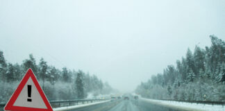 Schnee und Eis auf der Autobahn.