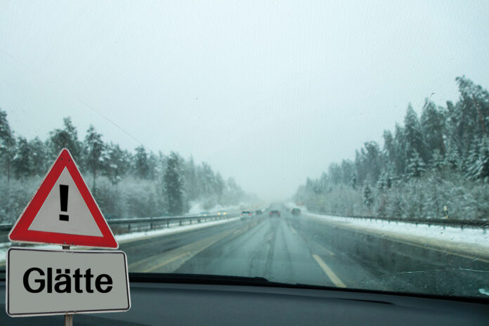 Schnee und Eis auf der Autobahn.