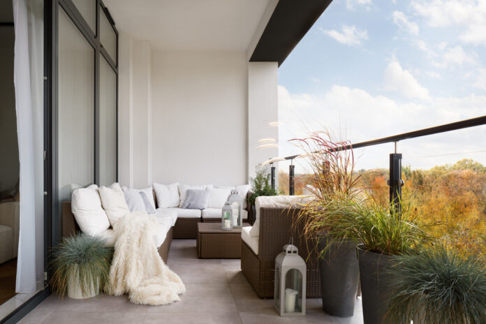 Eine Wohnung mit einem elegant eingerichteten Balkon