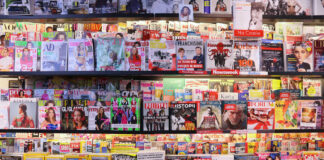 Deutsche Zeitschriften in einem Regal