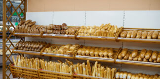 Eine Auswahl an Brot in der Bäckerei.