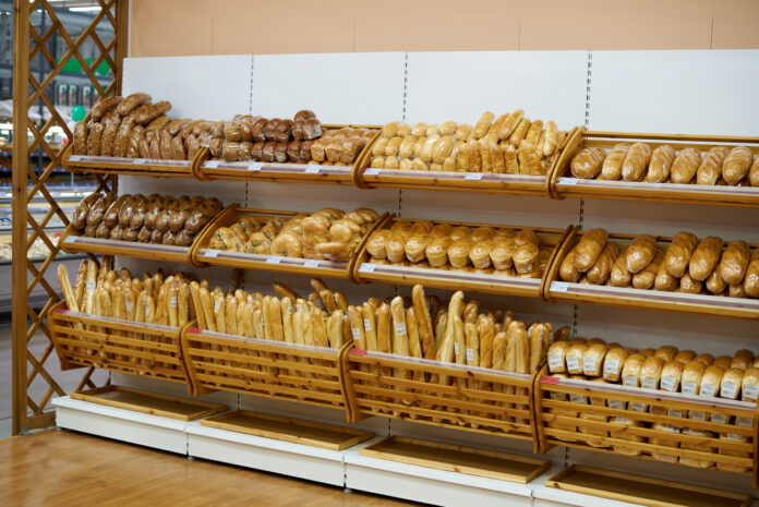 Eine Auswahl an Brot in der Bäckerei.