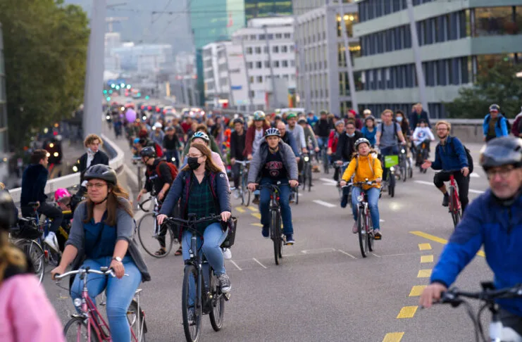 Radfahrer demonstrieren für bessere Radwege. Zahlreiche Menschen sind auf ihren Fahrrädern unterwegs auf den Straßen durch die Innenstadt. Es ist kein Auto weit und breit zu sehen.