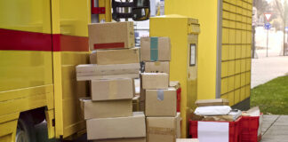 DHL liefert Pakete und Waren aus.