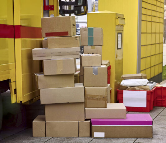 DHL liefert Pakete und Waren aus.