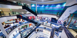 Modernes Shoppingcenter mit Rolltreppen