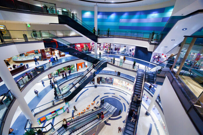 Modernes Shoppingcenter mit Rolltreppen
