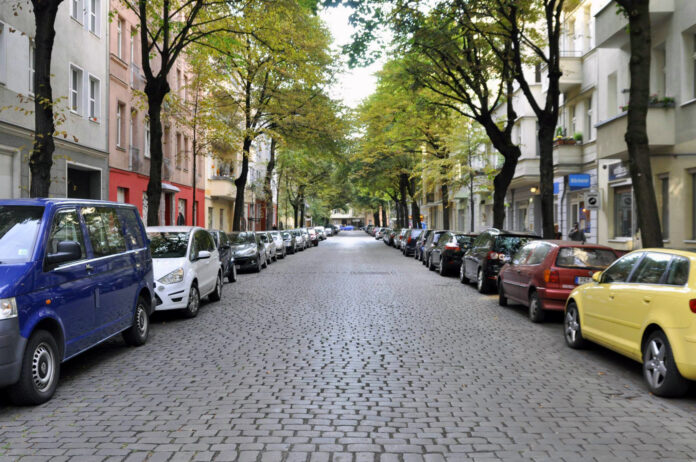 Eine Straße mit parkenden Autos.