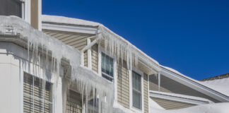Eiszapfen an einem Hausdach.