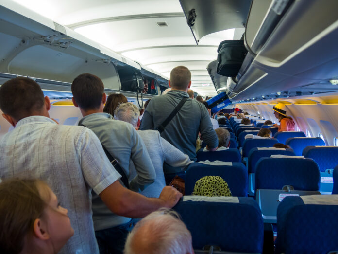 Passagiere suchen ihren Platz im Flugzeug.
