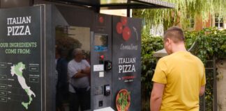 Pizza-Automat mit Besuchern auf Straße