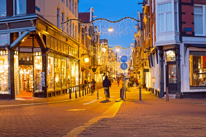 Eine Innenstadt mit Fußgängern in der Weihnachtszeit.