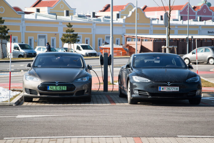 E-Autos an einer Tesla Ladestation