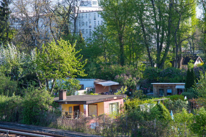Kleingartensiedlung mit Häuschen.