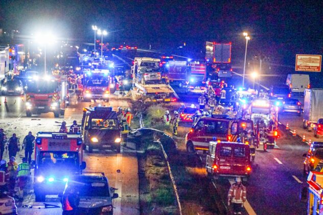 Schrecklicher Unfall auf Autobahn mit vielen Einsatzkräften