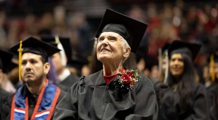 90-Jährige bekommt ihren Abschluss an der Uni.