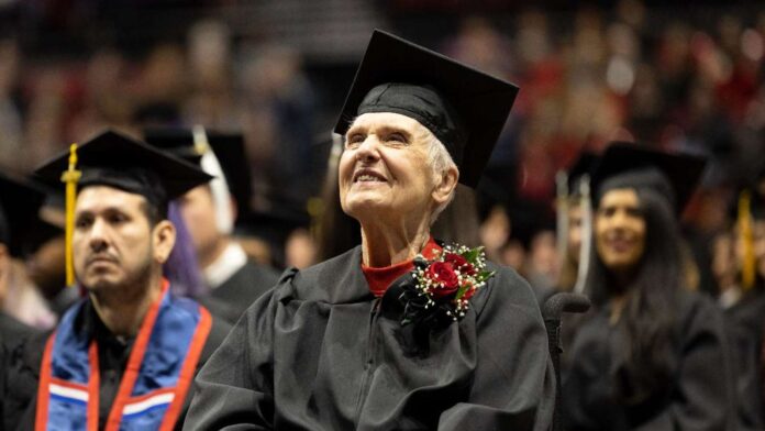 90-Jährige bekommt ihren Abschluss an der Uni.