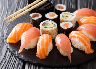 Verschiedene Sushi mit Lachs und Thunfisch.